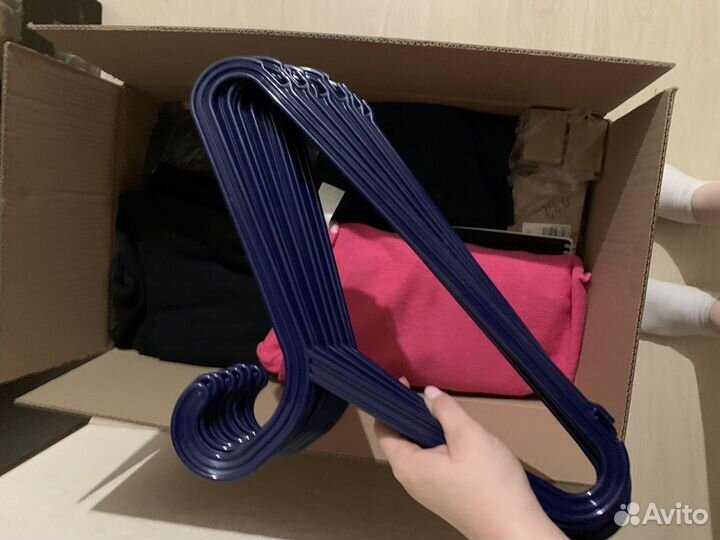 Две коробки вещей и игрушек