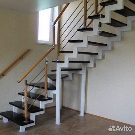 Лестница из ясеня на металлическом каркасе