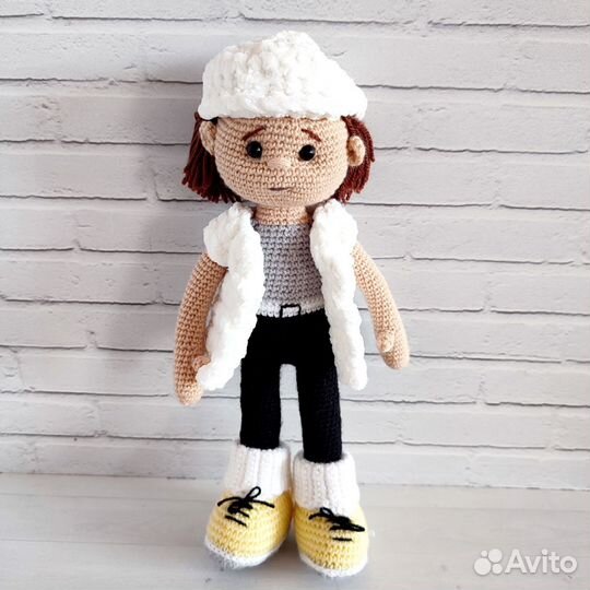 Вязаная кукла ручной работы. Игрушка