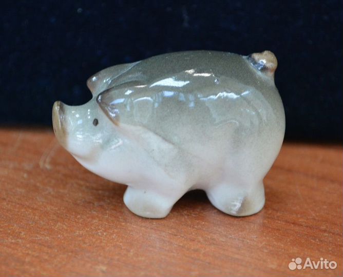 Мини фарфоровая статуэтка- поросенок коричневый