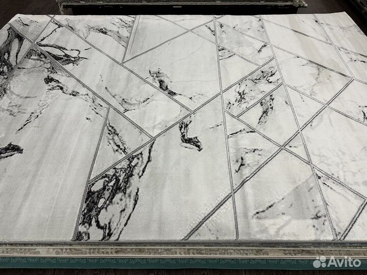 Ковер 2 х 2.9 новый, современный