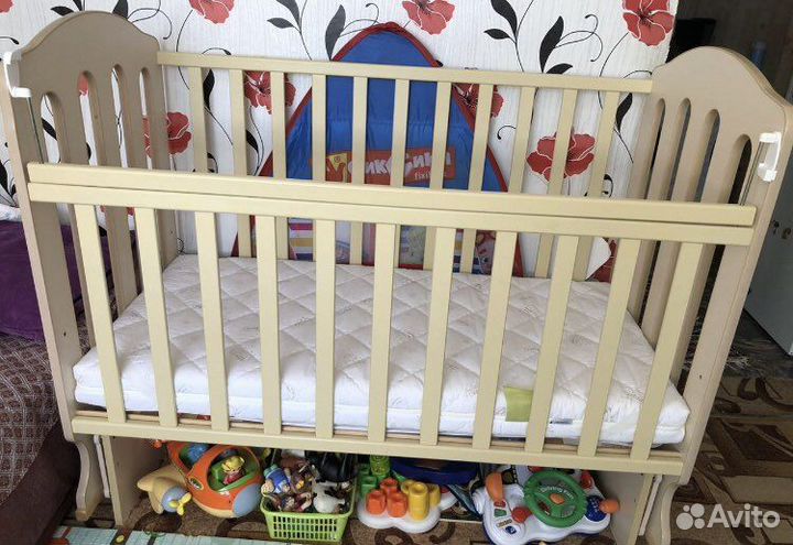 Детская кроватка с маятником