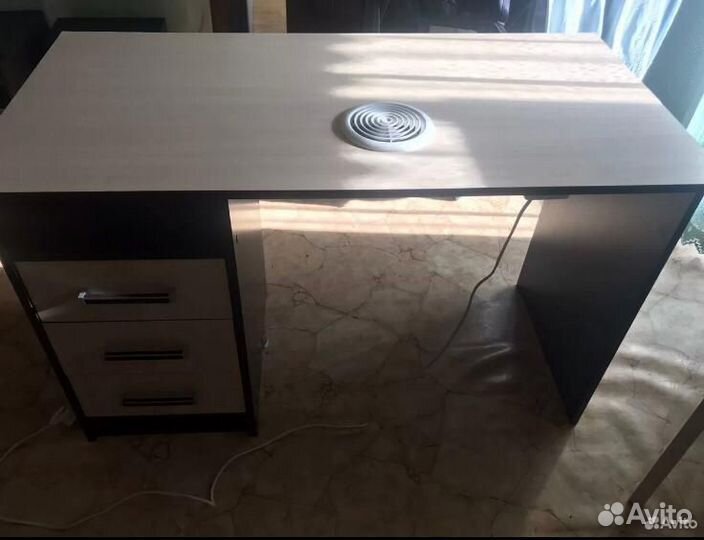 Маникюрный стол