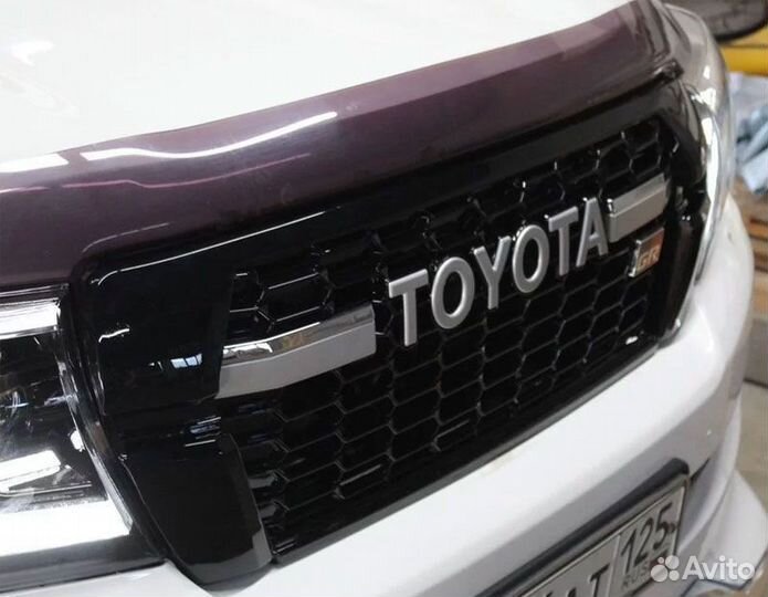 Решётка радиатора Toyota Land Cruiser 200