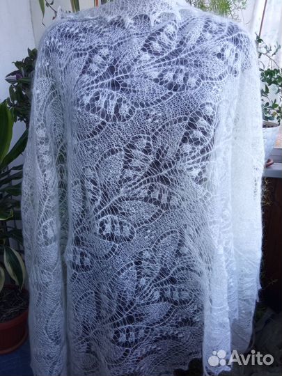 Пуховый ажурный палантин 