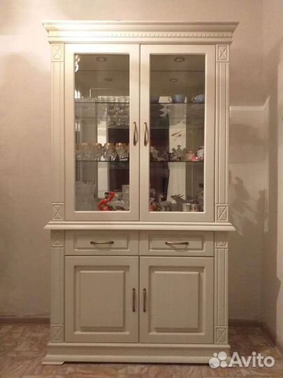 Стеклянная витрина из дуба