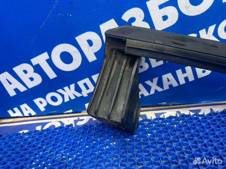 Направляющая стекла двери Hyundai Solaris 1