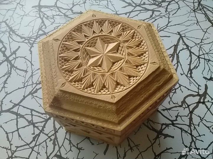 Резная деревянная шкатулка