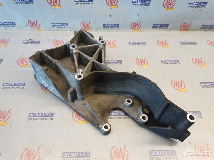 Кронштейн насоса Cadillac Escalade