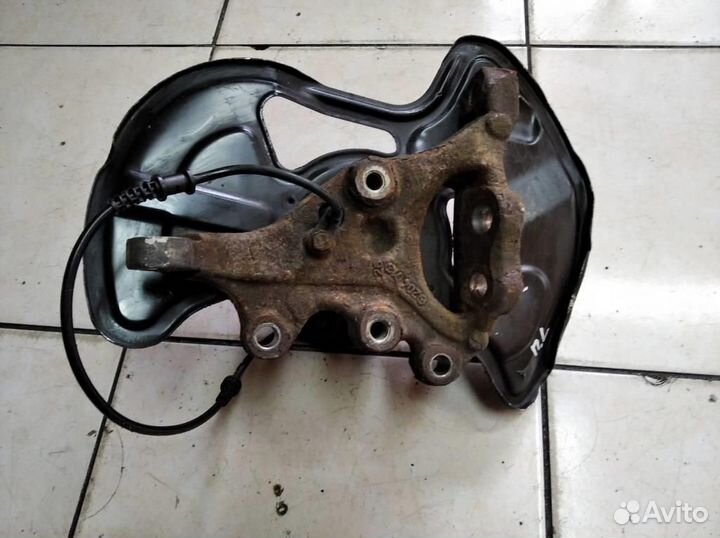 Кулак поворотный передний левый w204 C-class 27