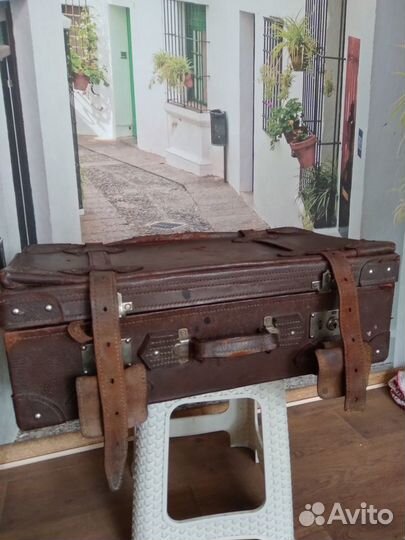 Раритетный чемодан из свиной кожи