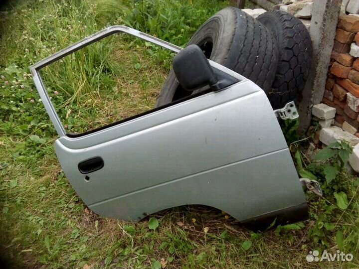 Двери на tayota Lite айс, многое другое