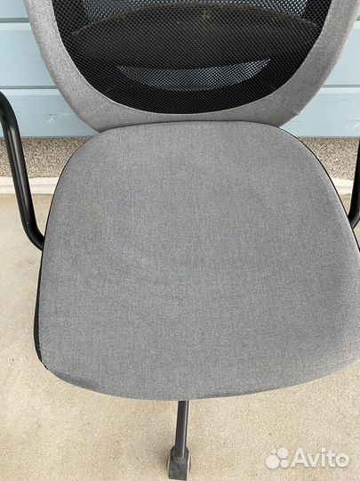 Кресло офисное с откидывающиейся спинкой