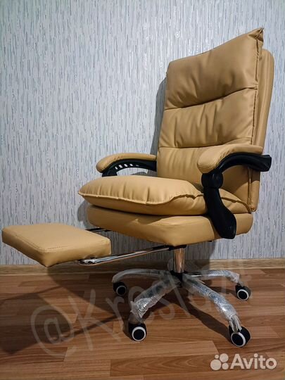 Кресло руководителя бежевого цвета с подножкой