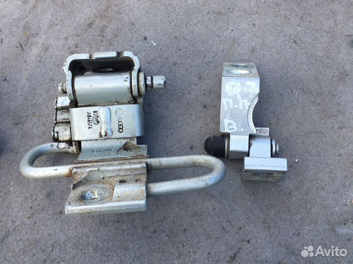 Петля двери Audi Q7