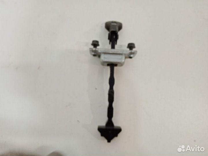 Ограничитель двери передний левый Mazda 3 BL