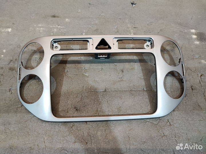 Рамка магнитолы Volkswagen Tiguan 5N1