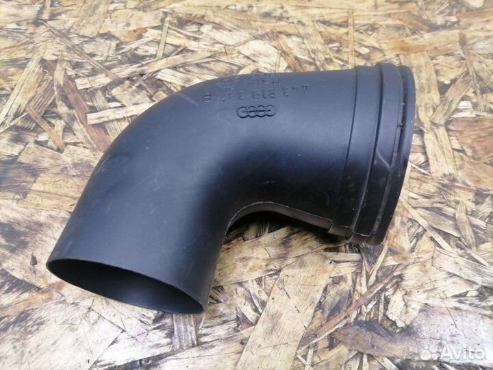 Патрубок воздушного фильтра Audi 100 C3 1990