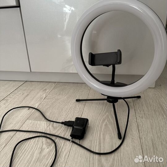 Кольцевая лампа на низком штативе