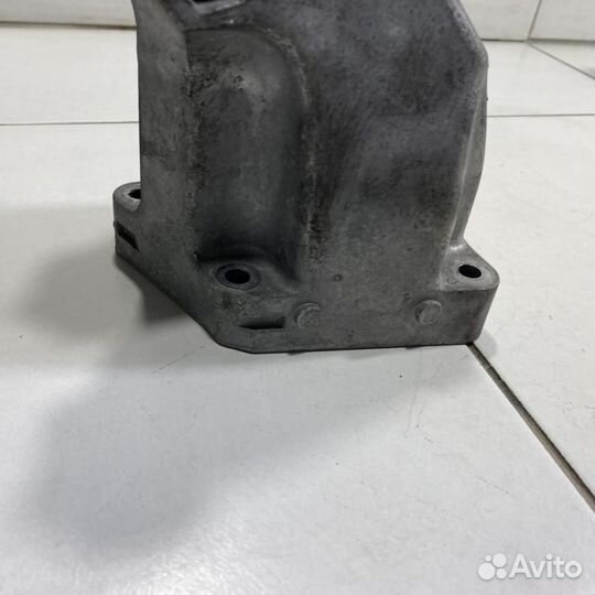 Кронштейн двигателя правый Mercedes-Benz E-Class W