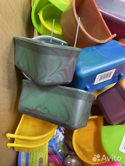 Кормушки и поилки для попугаев, хомяков