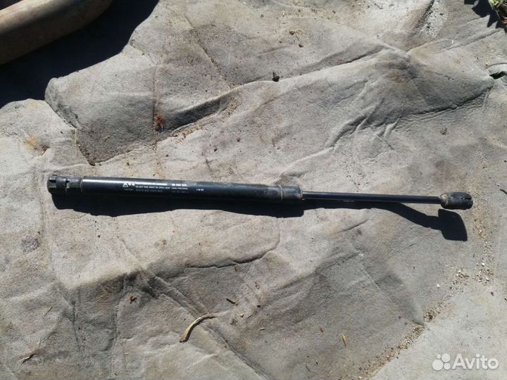 Амортизатор крышки багажника Шевроле Авео Т255