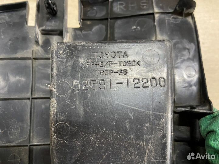 Уплотнитель задний правый Toyota Corolla 150