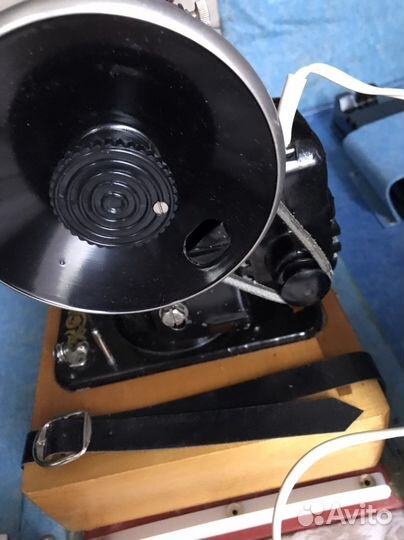 Швейная машина Чайка 2М с электроприводом