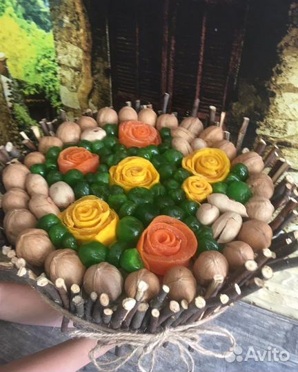 Букет из орехов