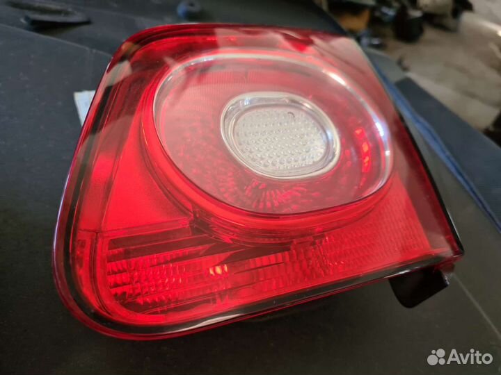 Фонарь в крышку багажника правый Volkswagen Tiguan