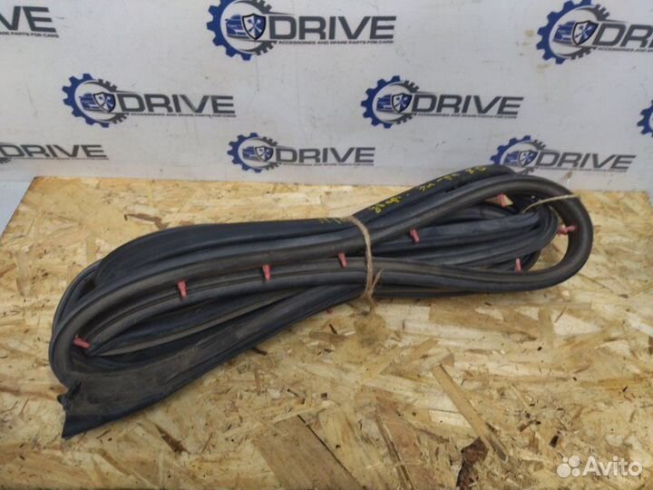 Уплотнитель двери передний правый Hyundai Elantra