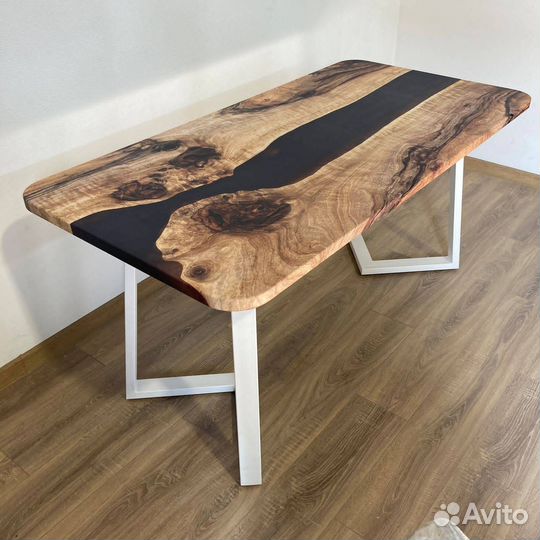 Обеденный стол 'Worthwhile Hand'