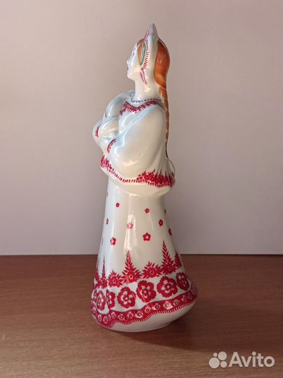 Фарфоровая статуэтка