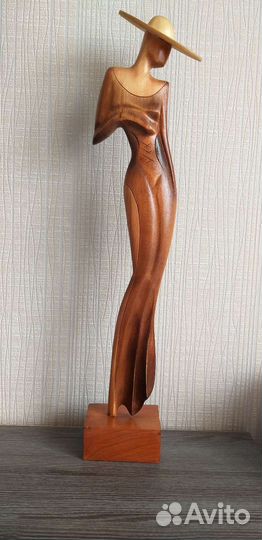 Статуэтка деревянная
