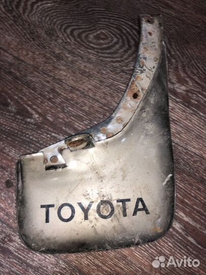 Брызговик задний правый Toyota Sprinter Carib