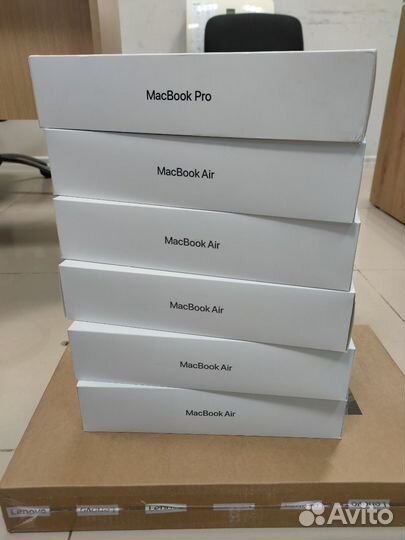 Пустые коробки Macbook