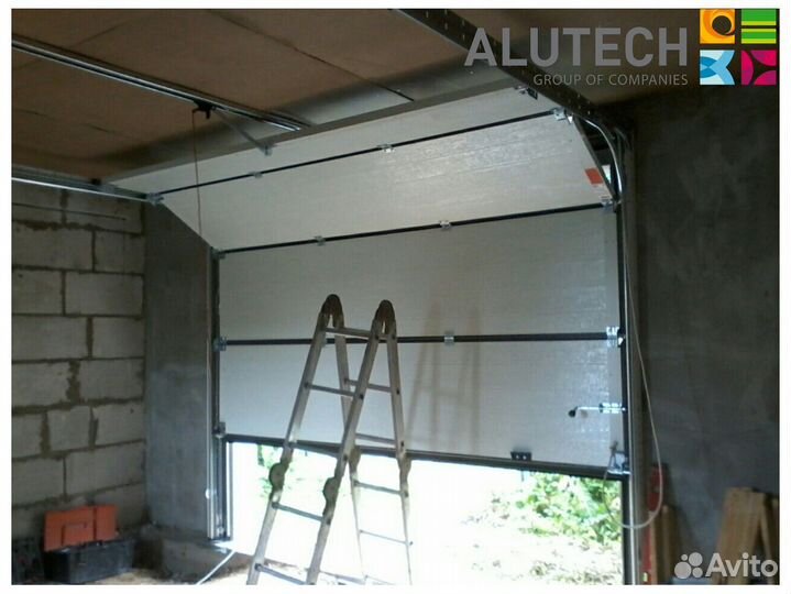 Секционные ворота для гаража alutech