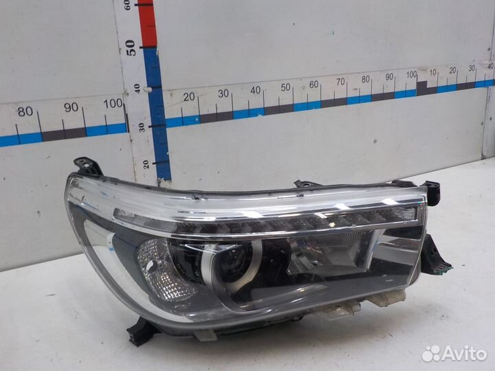 Фара правая Toyota Hi Lux 2015