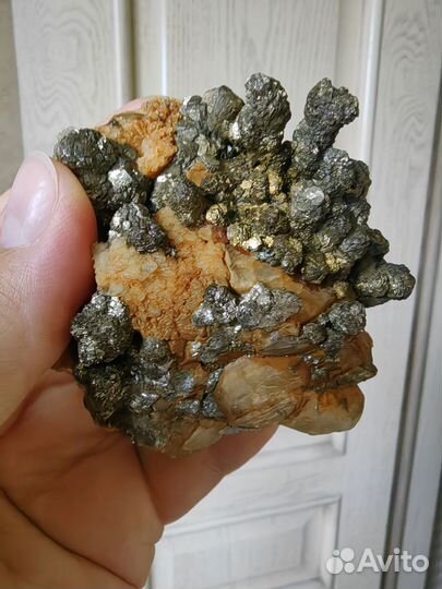 Минерал дендритовый пирит на кальците