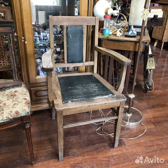 Стул с подлокотниками дубовый