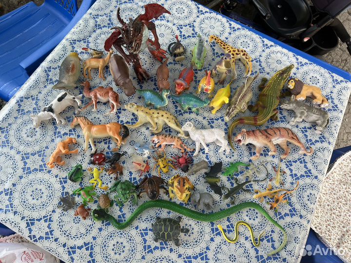 Фигурки животных и динозавров