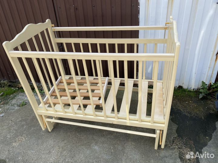 Детская кровать с бортиком и матрасом