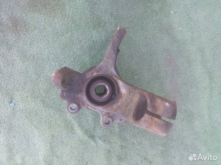 Поворотный кулак передний левый Ford C Max 1.8