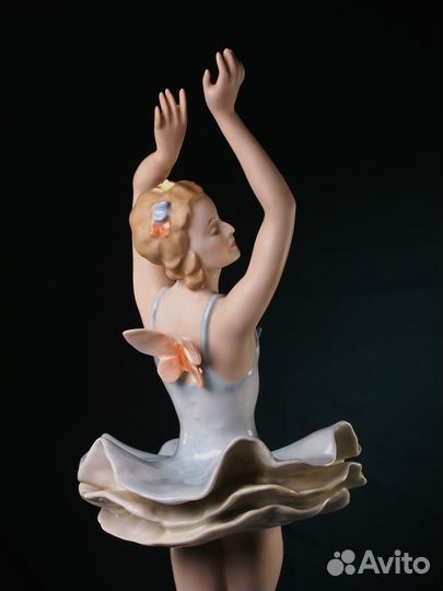 Фарфоровая статуэтка 