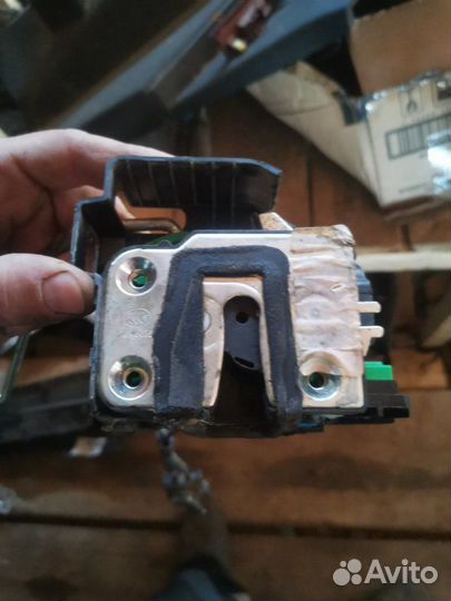 Замок двери передний правый Hyundai Solaris G4FC