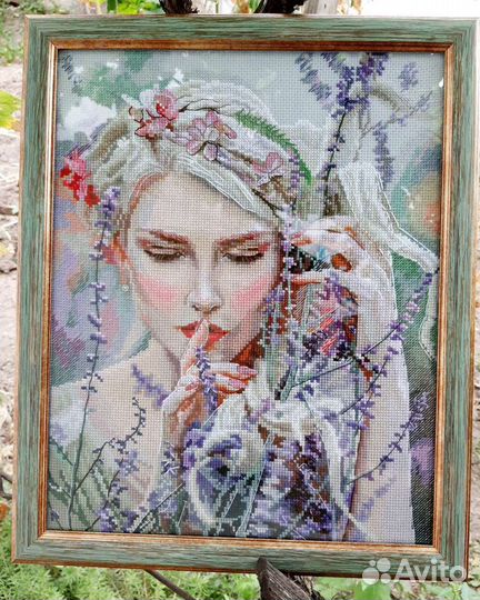 Картина девушка, слушая тишину