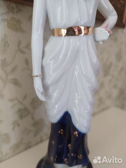 Фарфоровая статуэтка 