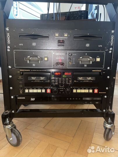 Dj's стойка с hi-fi аппаратурой