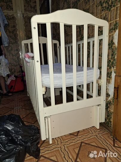 Детская кроватка с маятником