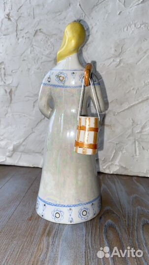 Статуэтка фарфоровая Девушка с коромыслом Бронница